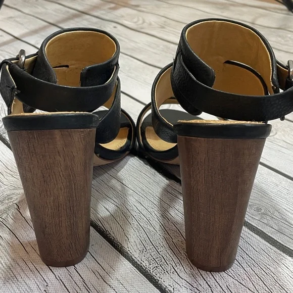 Splendid Leather Heels Size 8 NWOT
Strappy Buckle Sandal - Picture 7 of 9